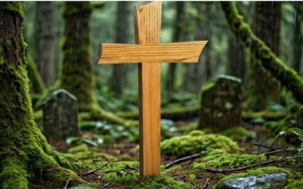 Urnenkreuz Premium aus heller Roteiche zwischen Bäumen auf einem Waldfriedhof